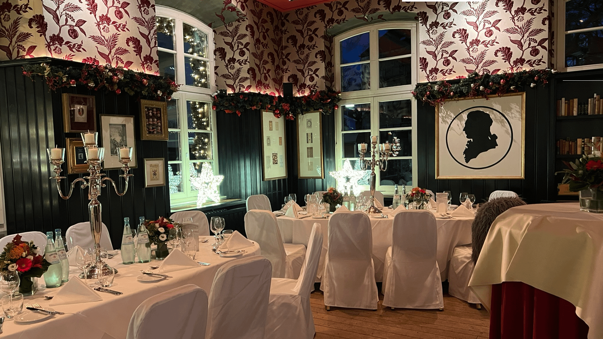 Gala-Abend in edlem Ambiente: Dekorierte Location mit weiß gedeckten Tischen und festlicher Atmosphäre.